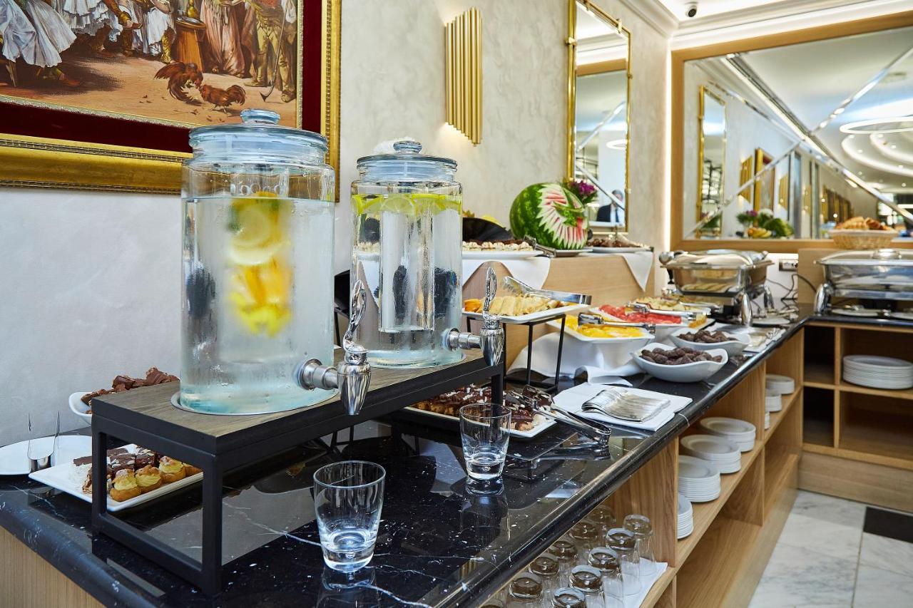 A Hoteli - Hotel Park Vrnjačka Banja Exteriér fotografie A buffet at a hotel