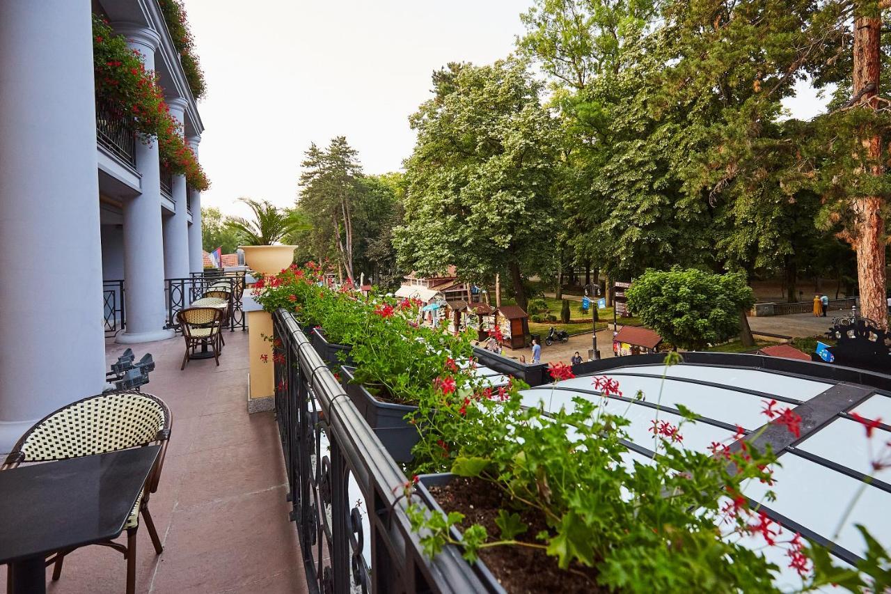 A Hoteli - Hotel Park Vrnjačka Banja Exteriér fotografie The hotel's terrace