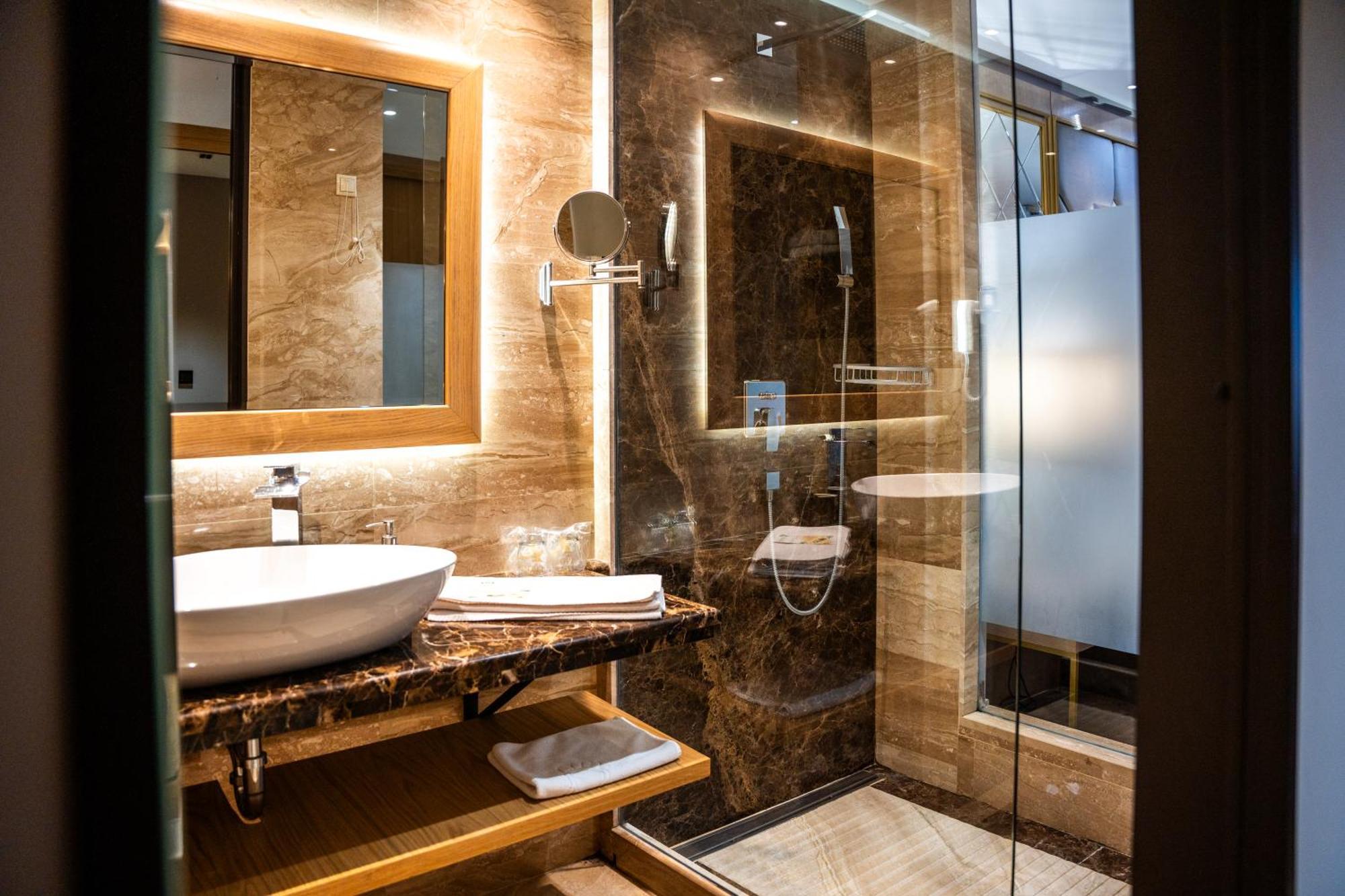 A Hoteli - Hotel Park Vrnjačka Banja Exteriér fotografie A bathroom in a hotel